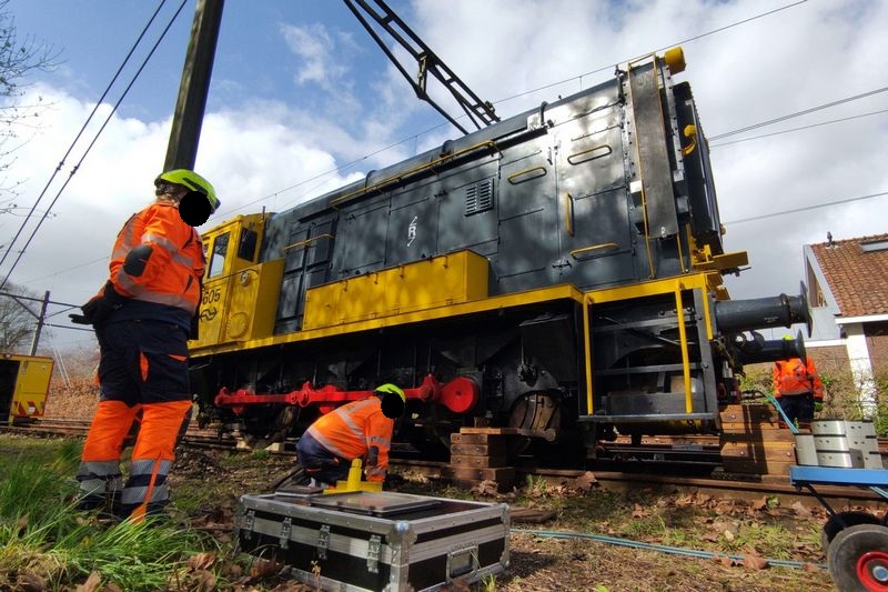 Museumlocomotief 605 van het Spoorwegmuseum herspoord door Incidentenbestrijders van ProRail